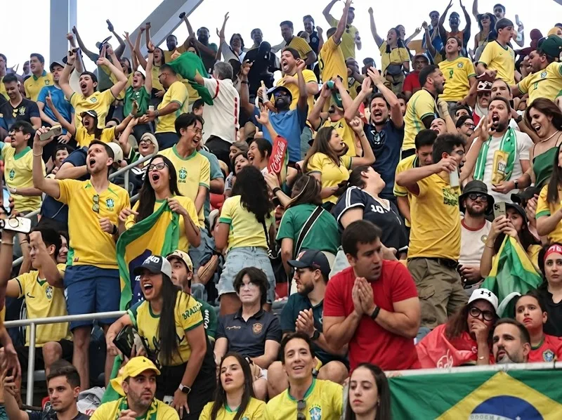 Người hâm mộ bóng đá trên khán đài trong không khí World Cup