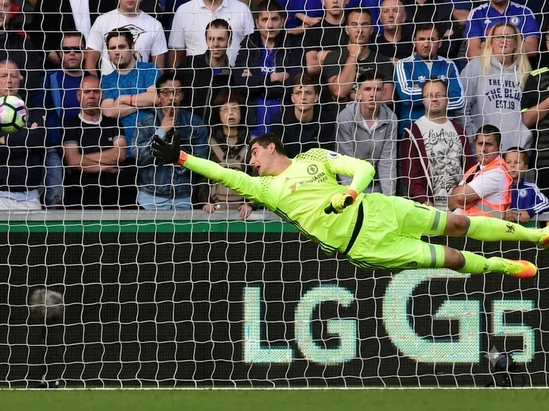 Thibaut Courtois trong màu áo Chelsea, nơi anh trở thành thủ môn hàng đầu Premier League.