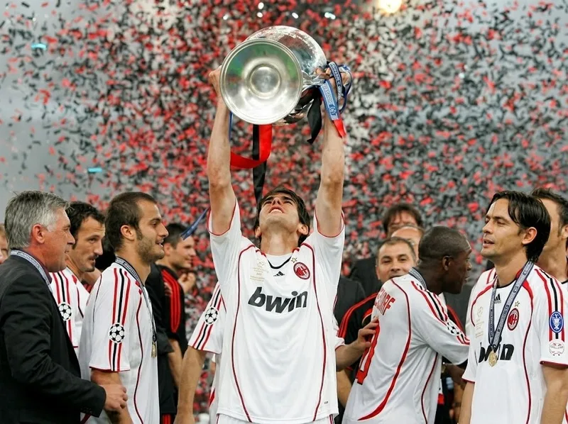 Kaká ăn mừng chiến thắng cùng AC Milan tại Champions League 2007