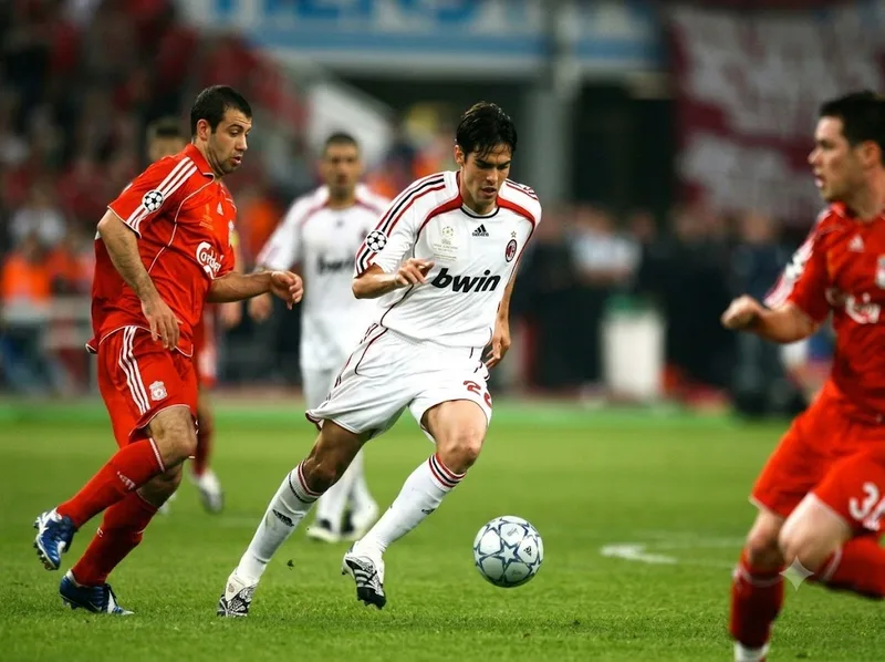 Kaká nổi bật với tốc độ, khả năng chuyền bóng và xử lý bóng tinh tế