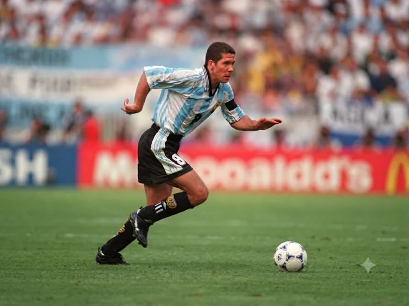 Diego Simeone thời còn là cầu thủ Argentina nổi tiếng với lối chơi giàu năng lượng, khả năng tranh chấp và tinh thần chiến đấu mạnh mẽ.
