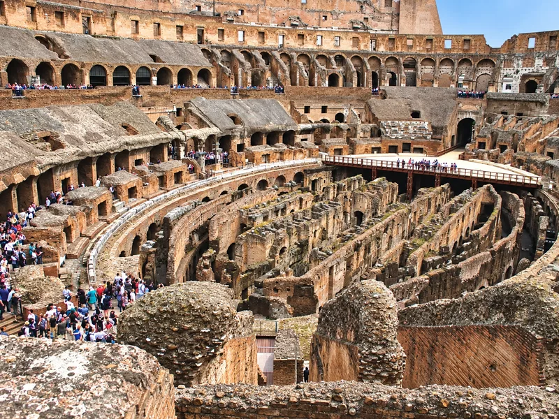 Trải qua động đất, chiến tranh và thời gian, đấu trường Colosseum vẫn tồn tại như chứng tích nổi bật của lịch sử Rome.