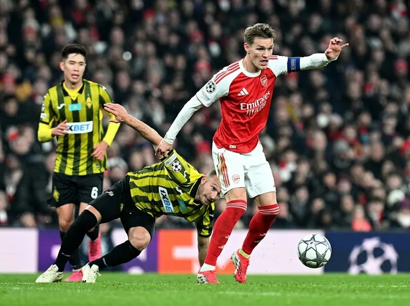 Martin Odegaard xử lý bóng ở khu vực giữa sân với khả năng quan sát, chuyền bóng và tạo khoảng trống cho các đồng đội Arsenal.