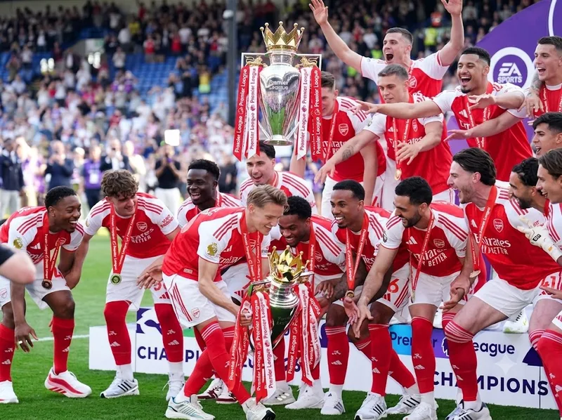 Martin Odegaard đại diện cho mẫu tiền vệ hiện đại khi kết hợp sáng tạo, pressing và khả năng kiểm soát nhịp độ trận đấu.